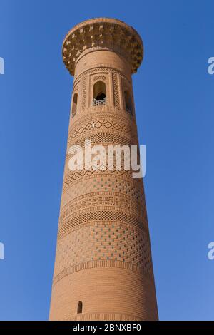 Sayid Niaz Sheliker Minaret, près de la porte est de Khiva, en Ouzbékistan. Banque D'Images