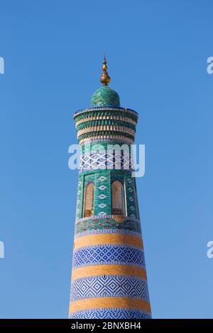 Vue sur l'Islam Khodja Minaret la forteresse Ichon-Qala, la vieille ville de Khiva, en Ouzbékistan. Banque D'Images