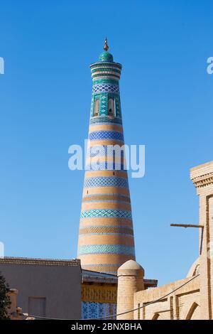 Vue sur l'Islam Khodja Minaret la forteresse Ichon-Qala, la vieille ville de Khiva, en Ouzbékistan. Banque D'Images