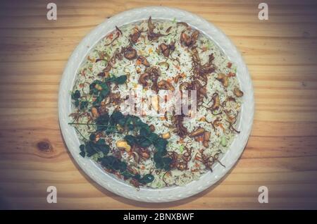 Assiette de riz frite Basmati sur une table Banque D'Images