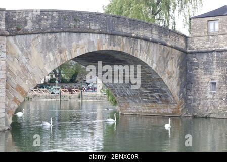 Pont Halfpenny de l'autre côté de la Tamise, Lechlade. Banque D'Images