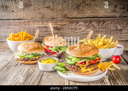 Hamburgers faits maison sur fond de bois Banque D'Images