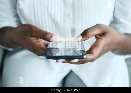 Application de recherche de femme noire sur le smartphone Banque D'Images