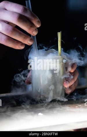 Mélange de cocktails. Le barkeeper verse du gin. Préparation des boissons lors de l'événement. Banque D'Images
