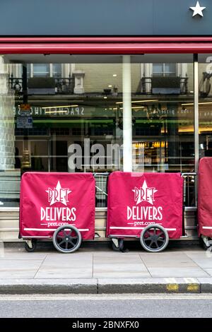 16 mai 2020 Londres, Royaume-Uni - chariots de livraison à l'extérieur de PRET A Manger à Covent Garden pendant le confinement en cas de pandémie du coronavirus Banque D'Images