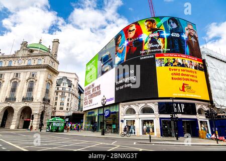 16 mai 2020 Londres, Royaume-Uni - message « Merci à ceux qui luttent pour notre vie » sur l'écran publicitaire emblématique de Piccadilly Circus pendant la pandémie du coronavirus Banque D'Images