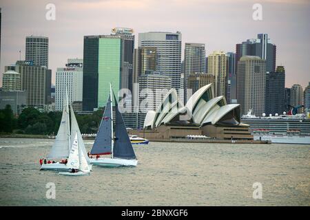 Ferry et bateaux en face de l'Opéra de Sydney, Sydney Australie Banque D'Images