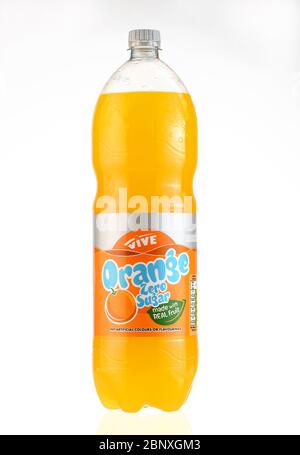 Vive la boisson sans sucre orange fizzy dans une grande bouteille isolée sur fond blanc. Banque D'Images