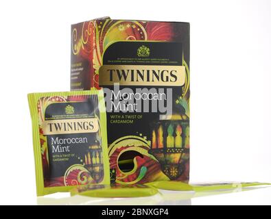 Boîte et sac de thé Twinings Mint marocain photographiés en studio, isolés sur fond blanc. Banque D'Images