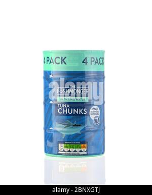 Les morceaux de thon mouleur dans l'eau de source isolés sur fond blanc, photographiés en studio avec réflexion. emballage en vrac de 4 boîtes Banque D'Images