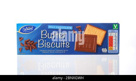 Une boîte de biscuits au beurre Belmont surmontée d'un chocolat au lait crémeux isolé sur fond blanc. Banque D'Images