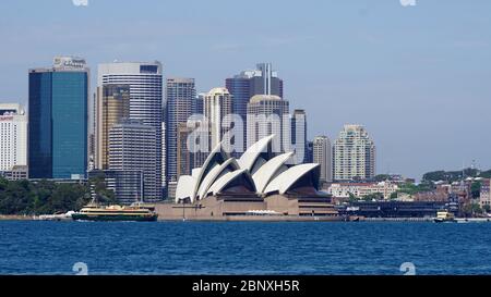 Ferry et bateaux en face de l'Opéra de Sydney, Sydney Australie Banque D'Images