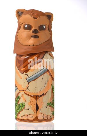 Bain à bulles de fantaisie basé sur StarWars en forme de personnages du film.Ewok caractère isolé sur un fond blanc. Banque D'Images