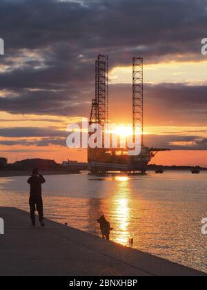 Sheerness, Kent, Royaume-Uni. 16 mai 2020. Le soleil se couche derrière l'énorme engin de forage de gros plan « Prospector 1 » exploité par Borr Drilling, qui a été posé au port de Sheerness dans le Kent aujourd'hui pendant 6 mois, alors que l'industrie offshore fait face à des temps difficiles en raison du coronavirus. Crédit : James Bell/Alay Live News Banque D'Images