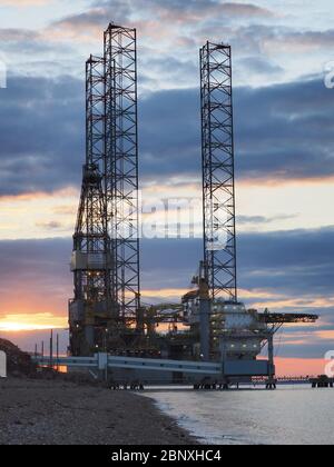 Sheerness, Kent, Royaume-Uni. 16 mai 2020. Le soleil se couche derrière l'énorme engin de forage de gros plan « Prospector 1 » exploité par Borr Drilling, qui a été posé au port de Sheerness dans le Kent aujourd'hui pendant 6 mois, alors que l'industrie offshore fait face à des temps difficiles en raison du coronavirus. Crédit : James Bell/Alay Live News Banque D'Images