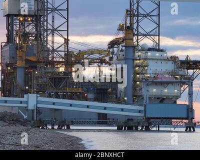 Sheerness, Kent, Royaume-Uni. 16 mai 2020. Le soleil se couche derrière l'énorme engin de forage de gros plan « Prospector 1 » exploité par Borr Drilling, qui a été posé au port de Sheerness dans le Kent aujourd'hui pendant 6 mois, alors que l'industrie offshore fait face à des temps difficiles en raison du coronavirus. Crédit : James Bell/Alay Live News Banque D'Images