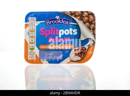 Brooklea splitpots biscuit yogourt saveur vanille et biscuit digestif isolé sur fond blanc. Banque D'Images