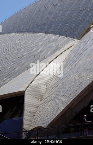 Motif de tuiles sur le toit de l'opéra de Sydney, Australie Banque D'Images