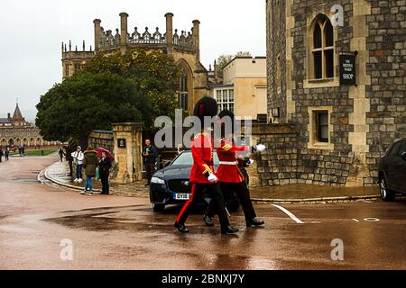 La Reine et les touristes au château de Windsor. Windsor, Berkshire, Angleterre, Royaume-Uni Banque D'Images