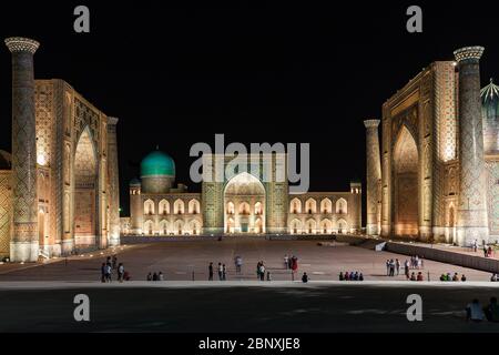 SAMARKAND, OUZBÉKISTAN - 28 AOÛT 2016 : le Registan de nuit à Samarkand, Ouzbékistan Banque D'Images