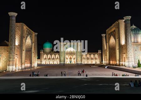 SAMARKAND, OUZBÉKISTAN - 28 AOÛT 2016 : le Registan de nuit à Samarkand, Ouzbékistan Banque D'Images