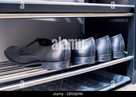 Étagère avec chaussures dans le couloir intérieur Banque D'Images