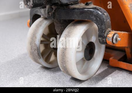 Placer le transpalette sur l'entrepôt. Vue arrière gros plan. Banque D'Images