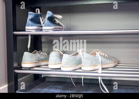 Étagère avec chaussures dans le couloir intérieur Banque D'Images