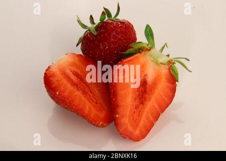 Fraises rouges d'été, fruits frais sur fond blanc Banque D'Images