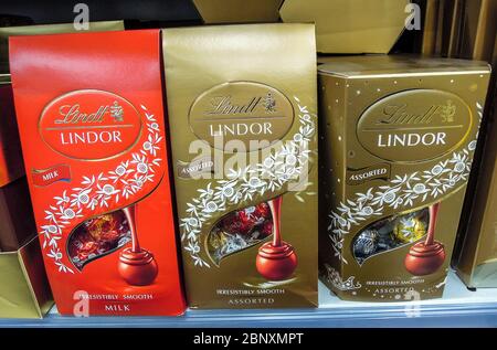 Samara, Russie - 25 novembre 2019 : chocolats Lindt Lindor en boîtes sur l'étagère du supermarché. Lindt est une société suisse de chocolatiers et de confiserie Banque D'Images