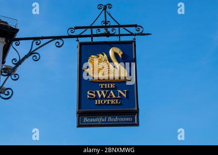 Arundel, West Sussex, UK, 15 mai 2020, le panneau Swan Hotel dans la ville touristique d'Arundel près des rives de la rivière Arun. Banque D'Images