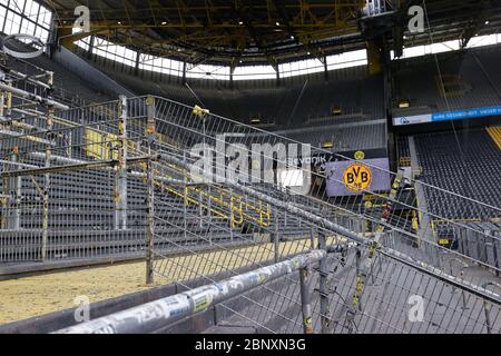 Ville de Dortmund, Allemagne. 16 mai 2020. Sudtribune, vide, jeu fantôme, sport: Football: 1.Bundesliga: Saison 19/20: 26e match day: Borussia Dortmund - FC Schalke 04, 16 mai 2020 crédit: Ralf Ibing/firosportphoto/POOL | usage dans le monde entier/dpa/Alay Live News Banque D'Images