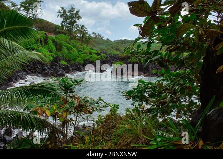 Une crique tropicale cachée à Maui Hawaii, États-Unis Banque D'Images