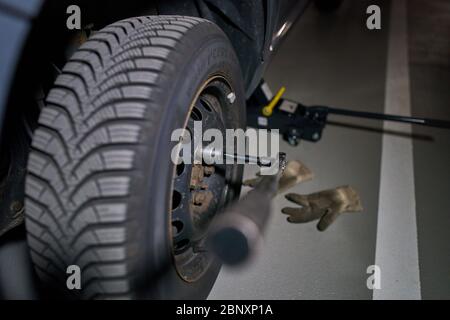 Pfaffenhofen, Allemagne, 16 mai 2020. Changement de pneu. © Peter Schatz / photos stock Alay Banque D'Images