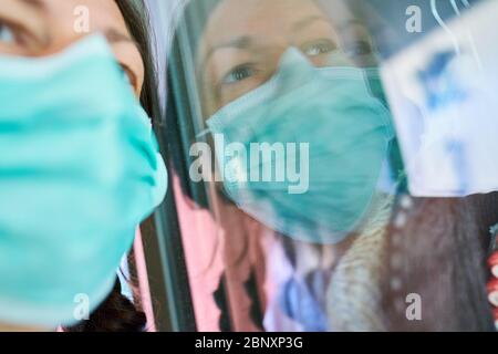 Pfaffenhofen, Allemagne, 16 mai 2020. Femme avec protection de la bouche contre une infection corona. © Peter Schatz / photos stock Alay Banque D'Images