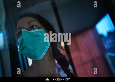 Pfaffenhofen, Allemagne, 16 mai 2020. Femme avec protection de la bouche contre une infection corona. © Peter Schatz / photos stock Alay Banque D'Images