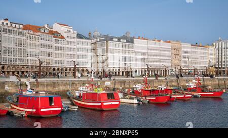 A CORUNA, ESPAGNE - 2 FÉVRIER 2020 : image panoramique du front de mer du port dans le centre-ville de A Coruna, capitale de la Galice, le 2 février 2020 à S. Banque D'Images