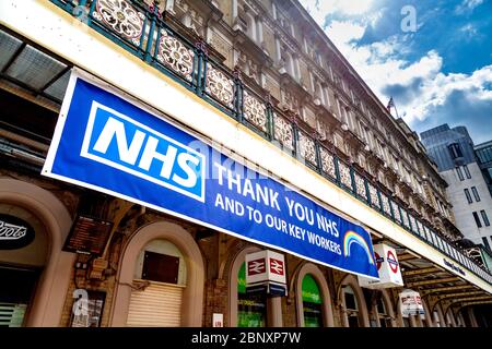 16 mai 2020 Londres, Royaume-Uni - message de remerciement bannière aux infirmières, médecins et travailleurs clés du NHS sur la façade de Charing Cross Station pendant le confinement en cas de pandémie du coronavirus Banque D'Images