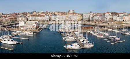 A CORUNA, ESPAGNE - 2 FÉVRIER 2020 : image panoramique du front de mer du port dans le centre-ville de A Coruna, capitale de la Galice, le 2 février 2020 à S. Banque D'Images