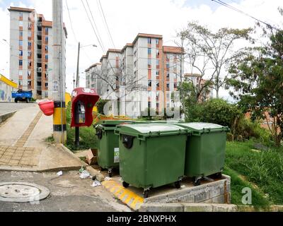 Medellin, Colombie, octobre 15 2019: Conteneurs pour le système de récupération des déchets solides dans une colline de Medellin avec des bâtiments en arrière-plan Banque D'Images