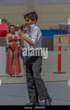 Jeune danseur, bien habillé, en plein air. Banque D'Images