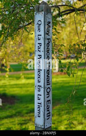 PRINCETON, NJ -22 APR 2020- vue d'un pôle de la paix, un monument affichant le message « la paix prévaut sur Terre » en plusieurs langues à Princeton, ne Banque D'Images