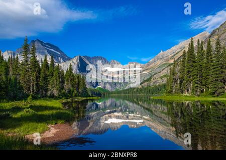 2582 le lac Josephine offre un beau premier plan au glacier Slamander vu le long du sentier du glacier Grinnell au parc national Glacier - Montana Banque D'Images