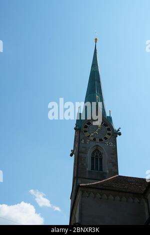 Horloge sur la tour de l'église Saint-Pierre à Zurich, Suisse en perspective ascendante Banque D'Images