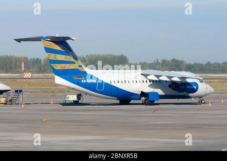 Tezjet Air Company British Aerospace Avro RJ85 (Bae 146) EX-27005. Compagnie aérienne régionale kirghize à l'aéroport international de Manas à Bichkek, au Kirghizistan. Banque D'Images