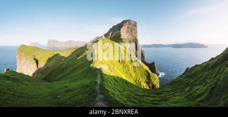 Panorama des collines verdoyantes des îles féroé et du phare de Kallur sur l'île de Kalsoy, îles Féroé, Danemark. Photographie de paysage Banque D'Images