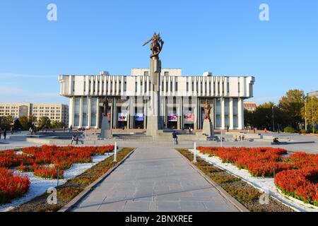 Philharmonique nationale kirghize à Bichkek, Kirghizistan, nommée en l'honneur de Toktogul Satylganov et construite dans le style Brutaliste à l'époque soviétique. Banque D'Images