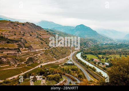 Sion, Suisse : la vallée du Rhône et les vignobles vus de la colline du château de Tourbillon, canton du Valais Banque D'Images