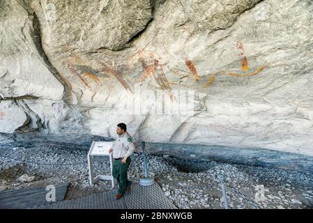 Guide touristique debout devant le sort Bell Shelter Navajo picograh Banque D'Images