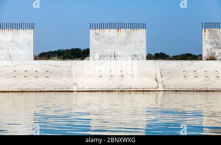 Fortifications côtières blanches en blocs de béton, vue de face. Côte du Danube, Ruse, Bulgarie Banque D'Images